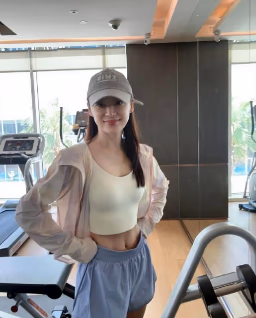 37歲袁姍姍曬健身照,再現「馬甲線」女神風采,零贅肉身材美爆了