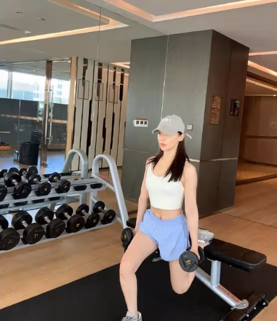 37歲袁姍姍曬健身照,再現「馬甲線」女神風采,零贅肉身材美爆了