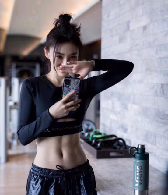 37歲袁姍姍曬健身照,再現「馬甲線」女神風采,零贅肉身材美爆了