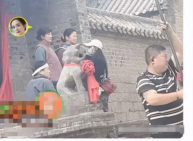 楊冪農村婦女劇照曝光,網友評論「村姑衣服妖精臉蛋」