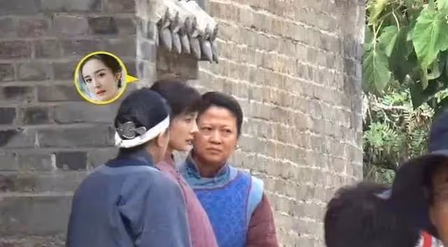 楊冪農村婦女劇照曝光,網友評論「村姑衣服妖精臉蛋」
