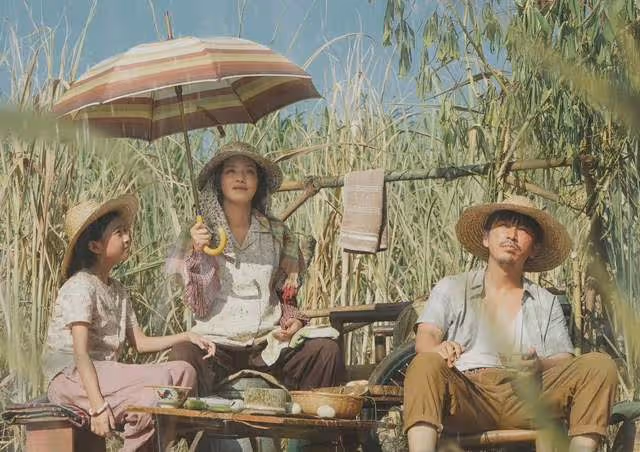 楊冪農村婦女劇照曝光,網友評論「村姑衣服妖精臉蛋」