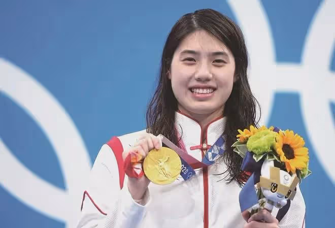 40歲霍啟山被撮合和奧運冠軍,女方是小10歲博士,撞臉朱玲玲