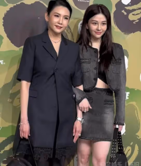 曾經是全香港男人的慾望,一夜成名的她巔峰退圈到底為何?