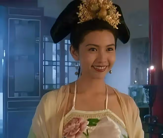 曾經是全香港男人的慾望,一夜成名的她巔峰退圈到底為何?