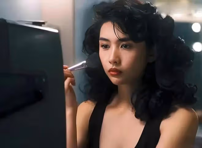 曾經是全香港男人的慾望,一夜成名的她巔峰退圈到底為何?