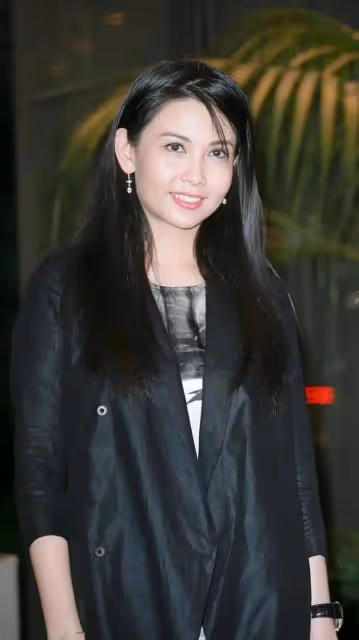 曾經是全香港男人的慾望,一夜成名的她巔峰退圈到底為何?