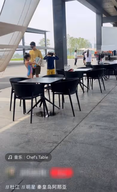 杜江帶兒女游泳被偶遇,妹妹罕見露側顏機靈可愛,戴眼鏡不想嗯哼