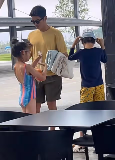 杜江帶兒女游泳被偶遇,妹妹罕見露側顏機靈可愛,戴眼鏡不想嗯哼