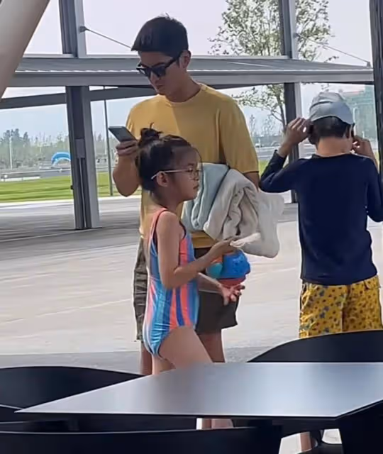 杜江帶兒女游泳被偶遇,妹妹罕見露側顏機靈可愛,戴眼鏡不想嗯哼