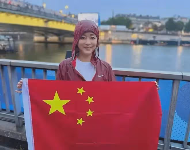 楊瀾夫婦塞納河畔淋成落湯雞也不打傘,非要體驗淋雨看奧運的浪漫