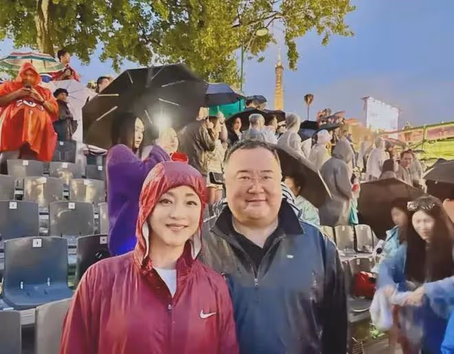 楊瀾夫婦塞納河畔淋成落湯雞也不打傘,非要體驗淋雨看奧運的浪漫