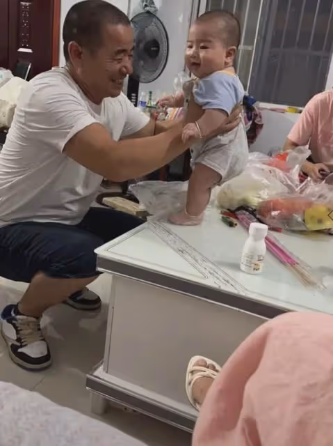 女兒得知57歲父親老來得子，來回1000公里見小32歲弟弟，全家沸騰