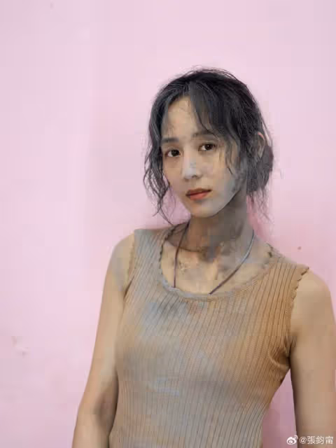 張鈞甯新片《默殺》爆賣54億　甩優雅樣釋出驚人「髒髒包」時尚