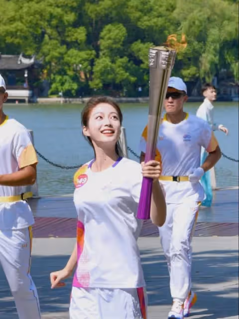 縣城小妹主持人大賽三場第一,被稱董卿接班人,結局出人意料