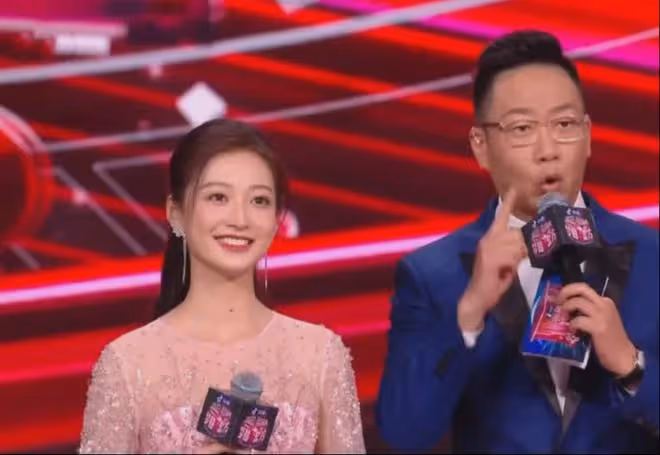 縣城小妹主持人大賽三場第一,被稱董卿接班人,結局出人意料