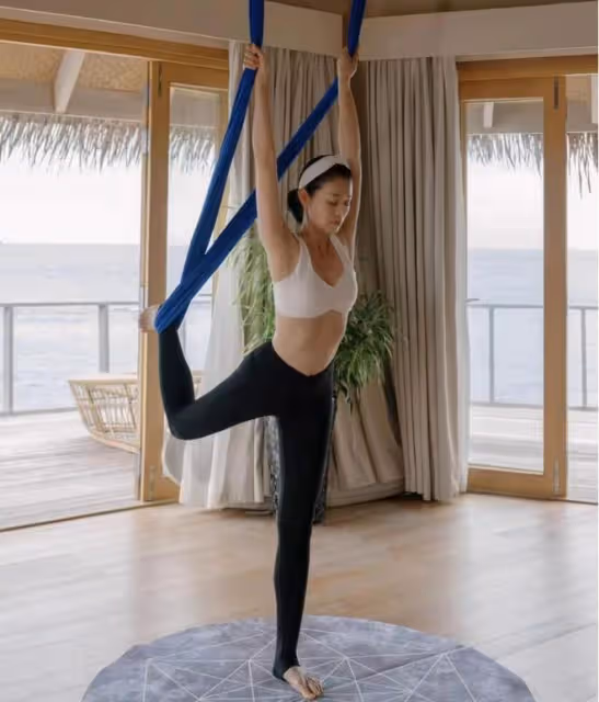 44歲胡杏兒穿泳裝與三個兒子玩水,辣媽身材火辣養眼,萌寶曬超黑