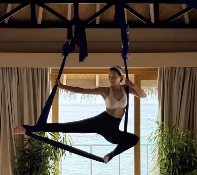 44歲胡杏兒穿泳裝與三個兒子玩水,辣媽身材火辣養眼,萌寶曬超黑