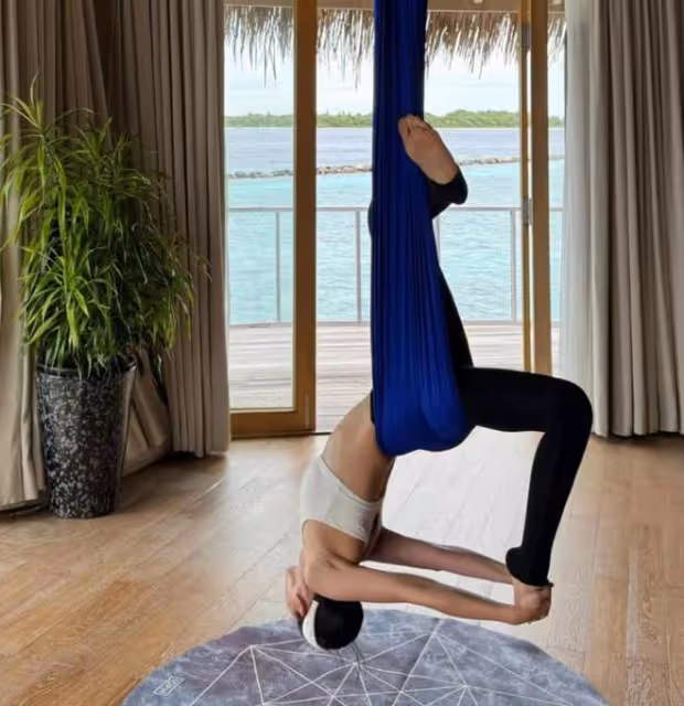 44歲胡杏兒穿泳裝與三個兒子玩水,辣媽身材火辣養眼,萌寶曬超黑
