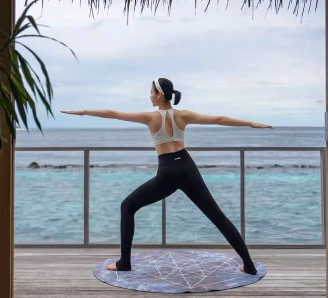 44歲胡杏兒穿泳裝與三個兒子玩水,辣媽身材火辣養眼,萌寶曬超黑