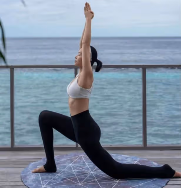 44歲胡杏兒穿泳裝與三個兒子玩水,辣媽身材火辣養眼,萌寶曬超黑