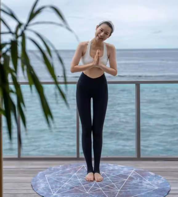 44歲胡杏兒穿泳裝與三個兒子玩水,辣媽身材火辣養眼,萌寶曬超黑