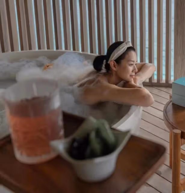 44歲胡杏兒穿泳裝與三個兒子玩水,辣媽身材火辣養眼,萌寶曬超黑