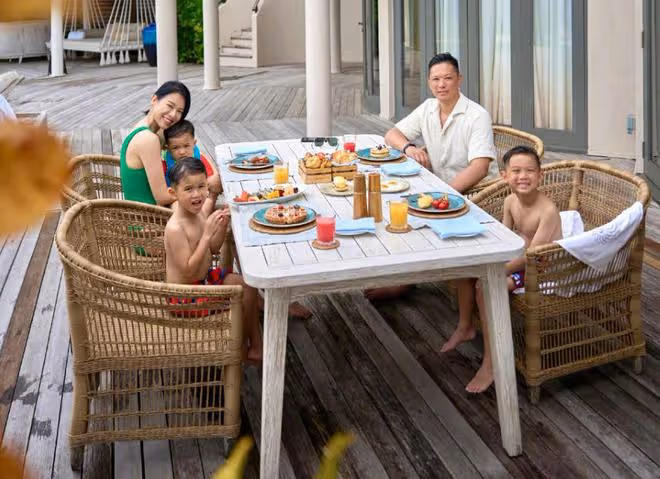 44歲胡杏兒穿泳裝與三個兒子玩水,辣媽身材火辣養眼,萌寶曬超黑