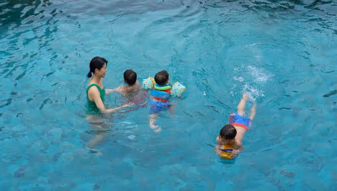 44歲胡杏兒穿泳裝與三個兒子玩水,辣媽身材火辣養眼,萌寶曬超黑