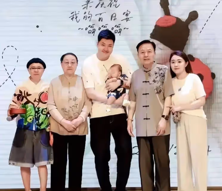 金龜子與親家母同框似小丑,造型滑稽很失敗,引網友吐槽:不穩重