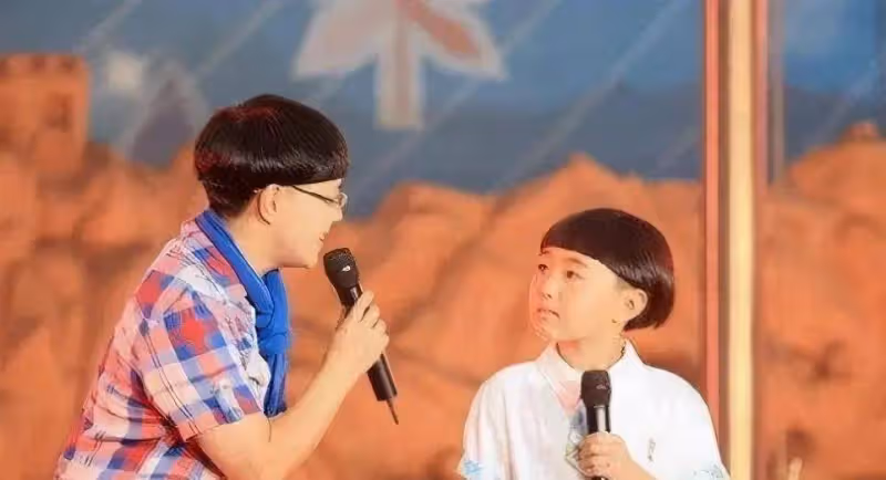 金龜子與親家母同框似小丑,造型滑稽很失敗,引網友吐槽:不穩重