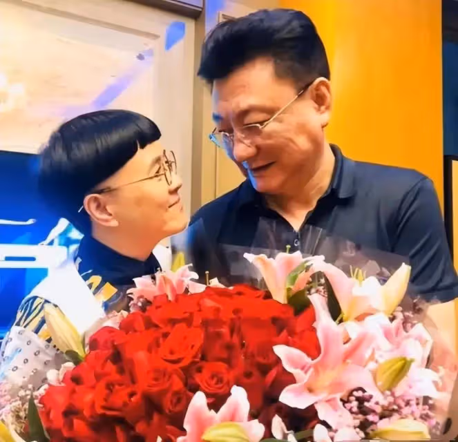 金龜子與親家母同框似小丑,造型滑稽很失敗,引網友吐槽:不穩重