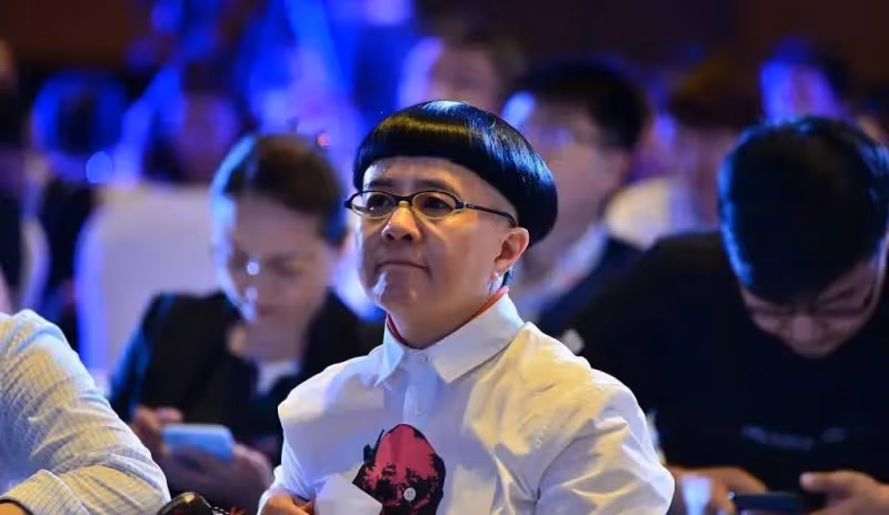 金龜子與親家母同框似小丑,造型滑稽很失敗,引網友吐槽:不穩重