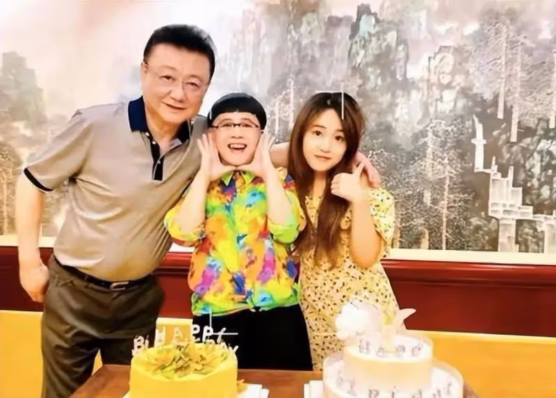 金龜子與親家母同框似小丑,造型滑稽很失敗,引網友吐槽:不穩重