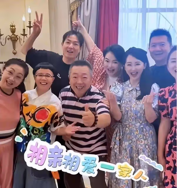 金龜子與親家母同框似小丑,造型滑稽很失敗,引網友吐槽:不穩重