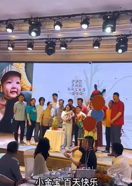 金龜子與親家母同框似小丑,造型滑稽很失敗,引網友吐槽:不穩重