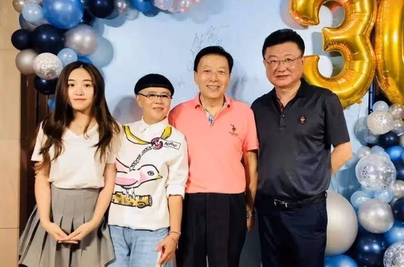 金龜子與親家母同框似小丑,造型滑稽很失敗,引網友吐槽:不穩重