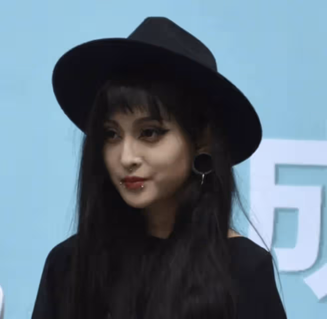 60歲毛阿敏現身女兒成人禮,富豪老公去世一年半,女兒暴瘦引擔憂