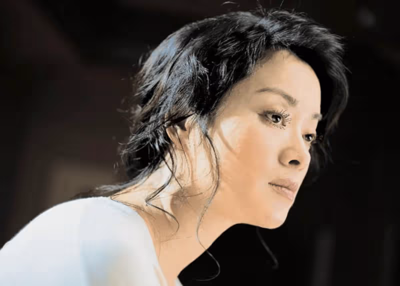 60歲毛阿敏現身女兒成人禮,富豪老公去世一年半,女兒暴瘦引擔憂
