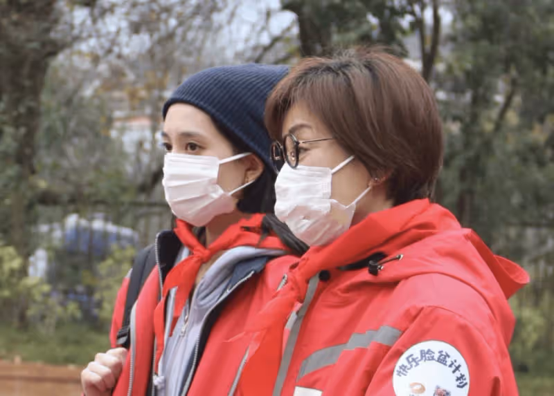 60歲毛阿敏現身女兒成人禮,富豪老公去世一年半,女兒暴瘦引擔憂