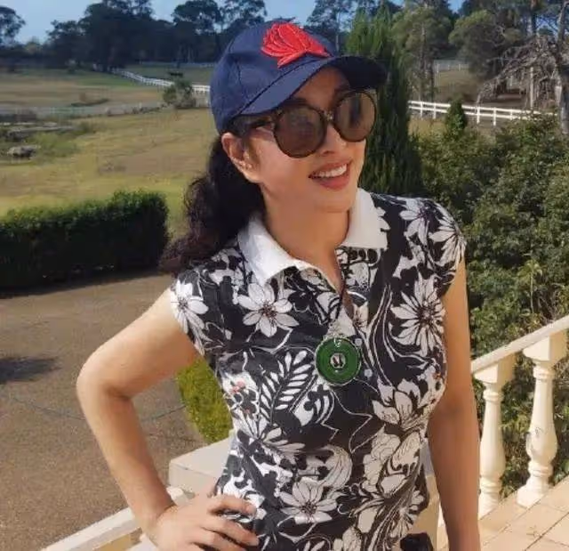 劉曉慶挺會顯擺,連衣裙外面穿件「珍珠衣」,一身基礎色也很貴氣
