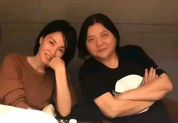 王菲最新現身台北,丸子頭,亞麻穿搭很高級,和寬姐密會六小時