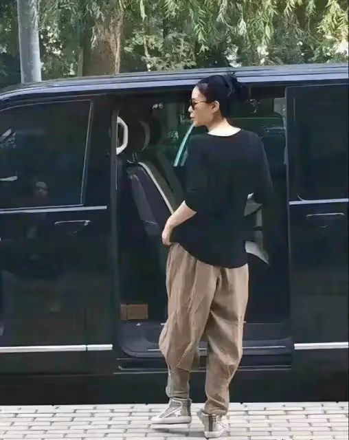 王菲最新現身台北,丸子頭,亞麻穿搭很高級,和寬姐密會六小時