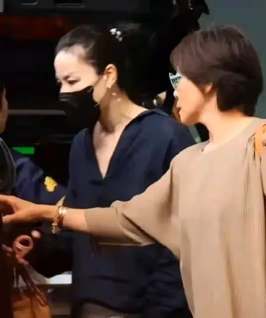 王菲最新現身台北,丸子頭,亞麻穿搭很高級,和寬姐密會六小時