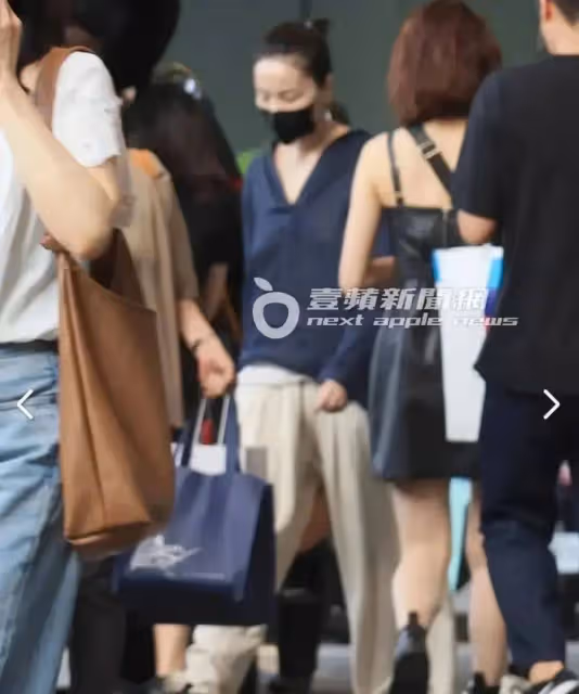 王菲最新現身台北,丸子頭,亞麻穿搭很高級,和寬姐密會六小時