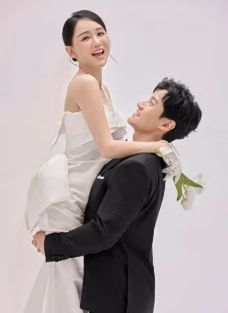 陳喬恩婚紗照曝光,與丈夫甜蜜互動,幸福感爆棚!
