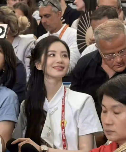 劉詩詩現身奧運賽場,新中式造型溫婉動人,生圖也能這麼美?