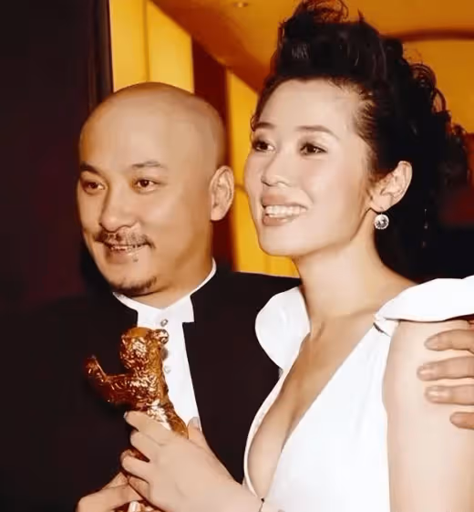 她曾被黃渤吻到害羞,與導演同居多年遭拋棄,今47歲身價高達40億