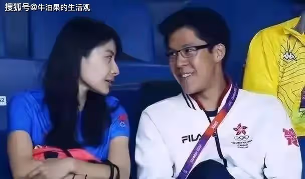 郭晶晶高情商回應刁鑽問題，霍啟剛甘當背後的男人，夫妻狂撒狗糧