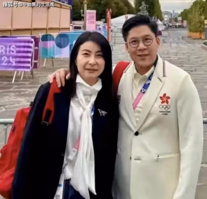 郭晶晶高情商回應刁鑽問題，霍啟剛甘當背後的男人，夫妻狂撒狗糧